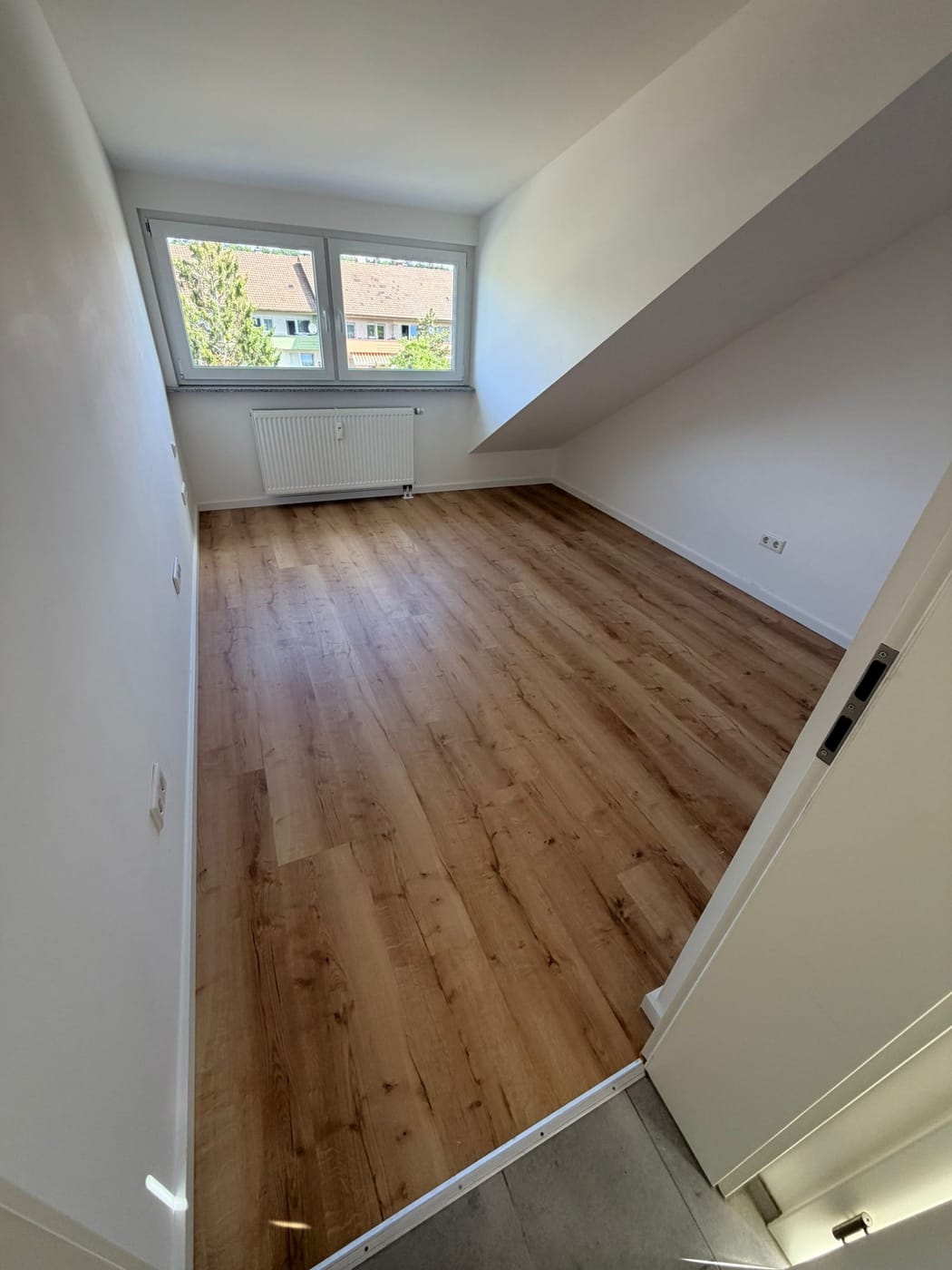 Zimmer mit neuem Boden nach der Sanierung