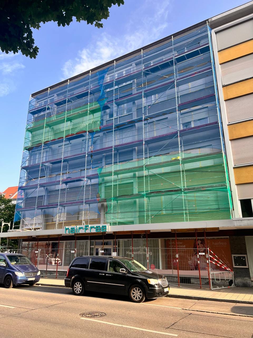 Fassadengerüst mit Schutznetz am sanierten Gebäude