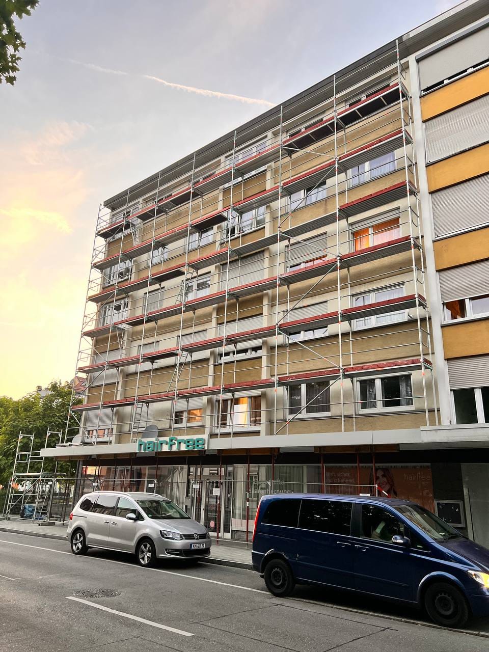 Eingerüstetes Mehrfamilienhaus während der Sanierung