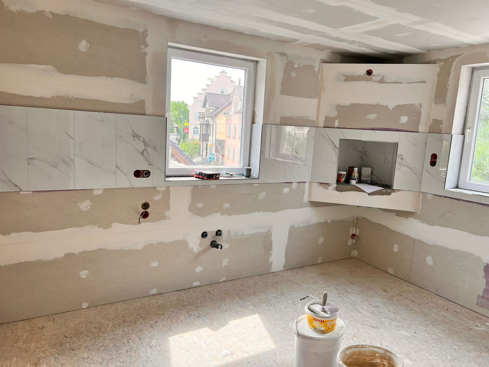 Raum im Altbau während der Sanierung, Wände offen