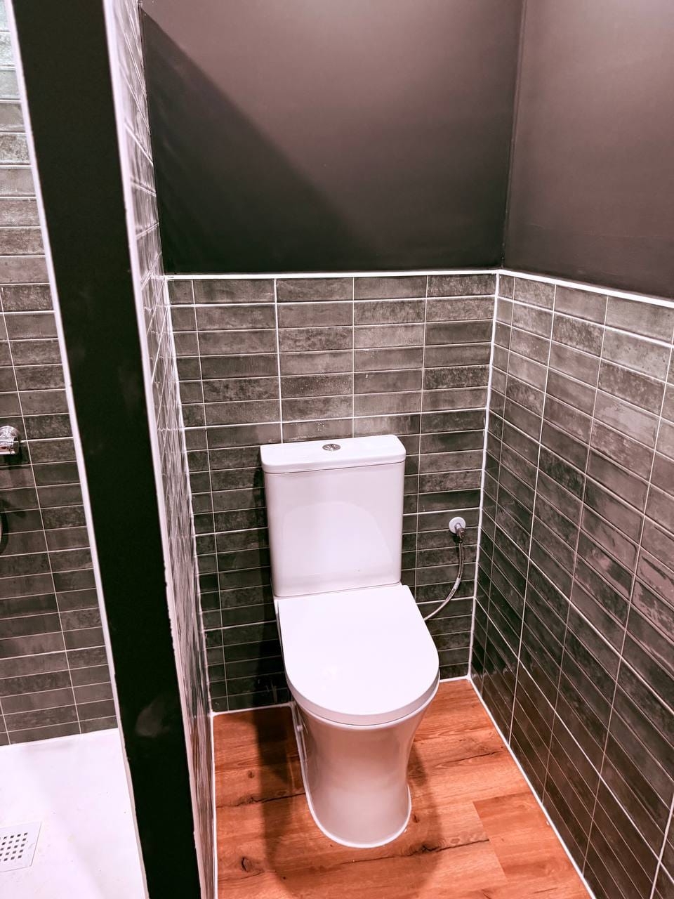 Fertiges Bad mit großformatigen Fliesen und WC