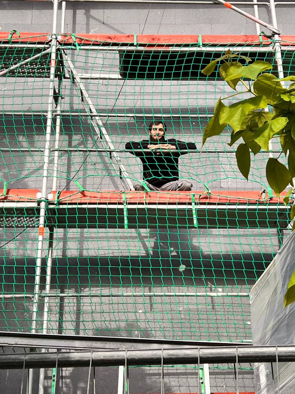 Mitarbeiter auf dem Gerüst der Baustelle