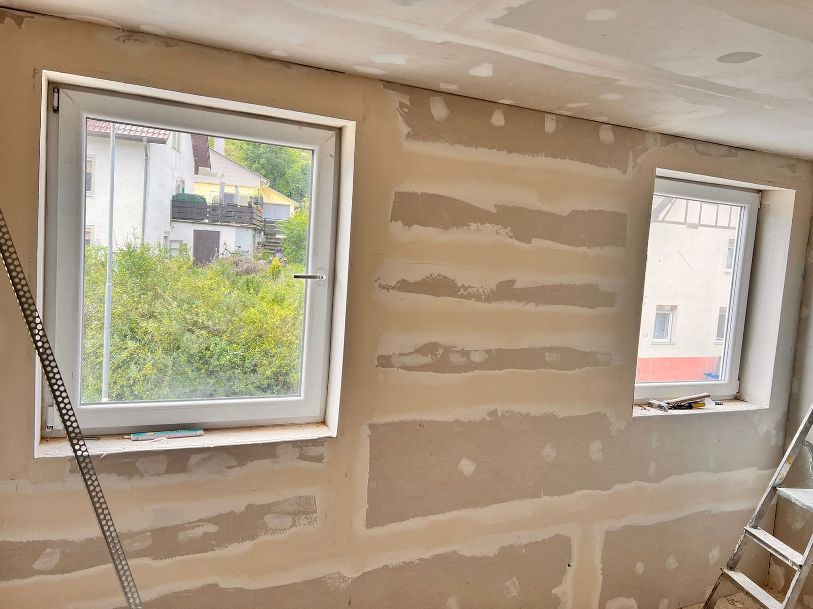 Kontrolle der Trockenbauarbeiten an einer Fensterlaibung