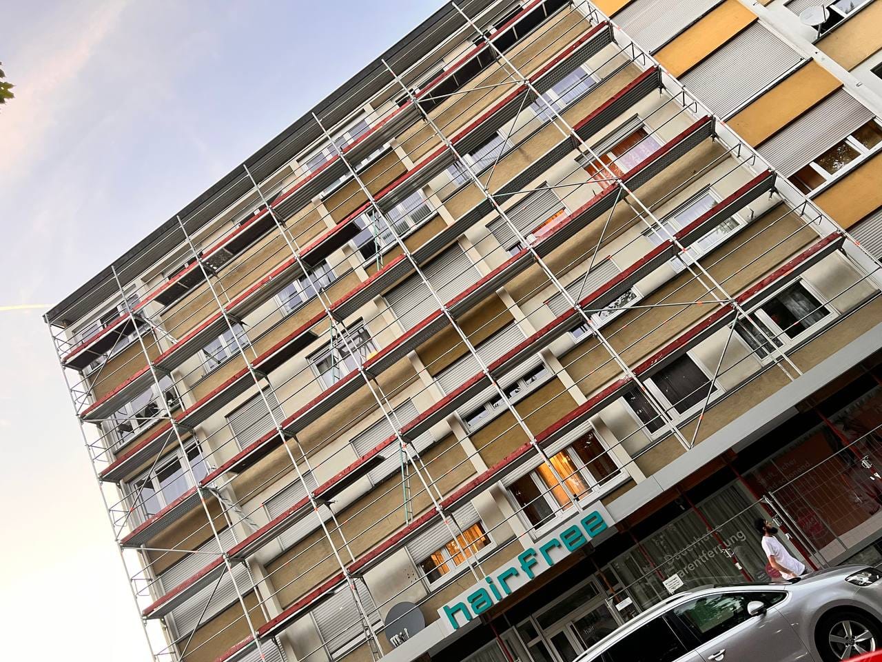 Gebäudeansicht mit Gerüst bei der Ortsbesichtigung