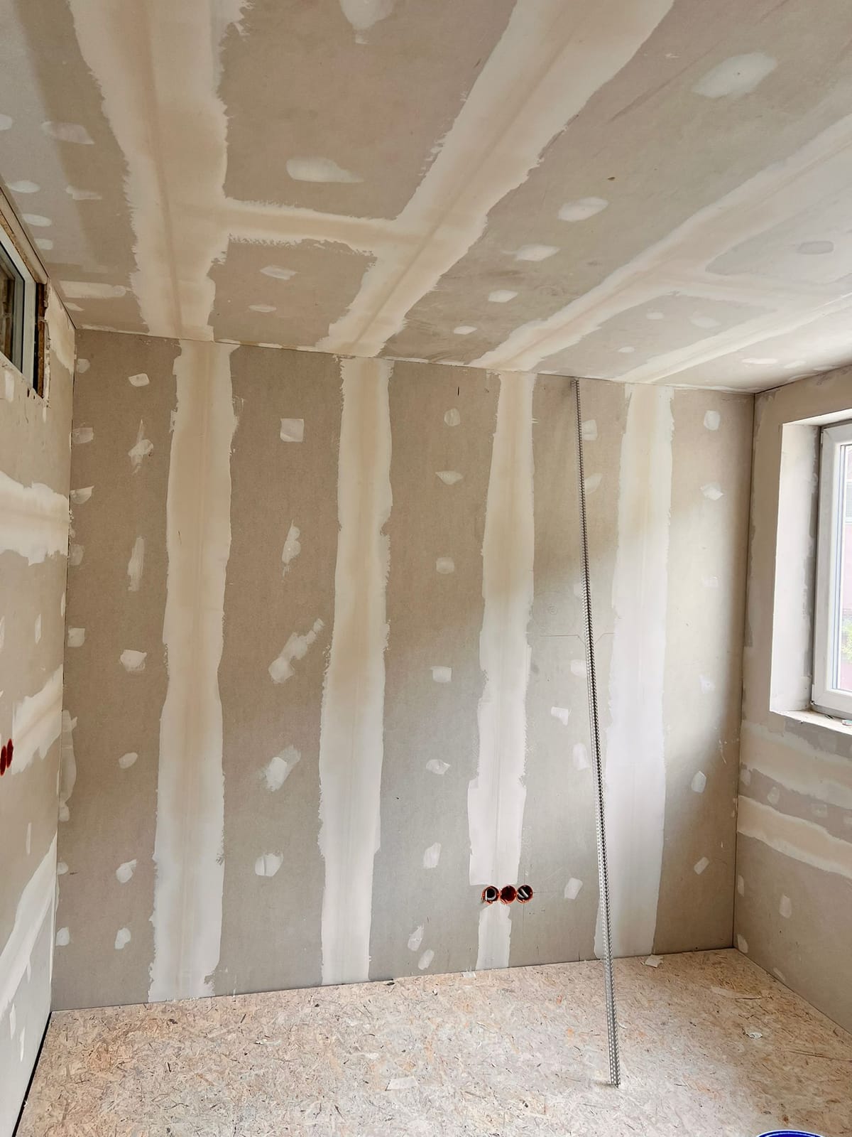 Wiederhergestellte und verspachtelte Wand nach der Reparatur