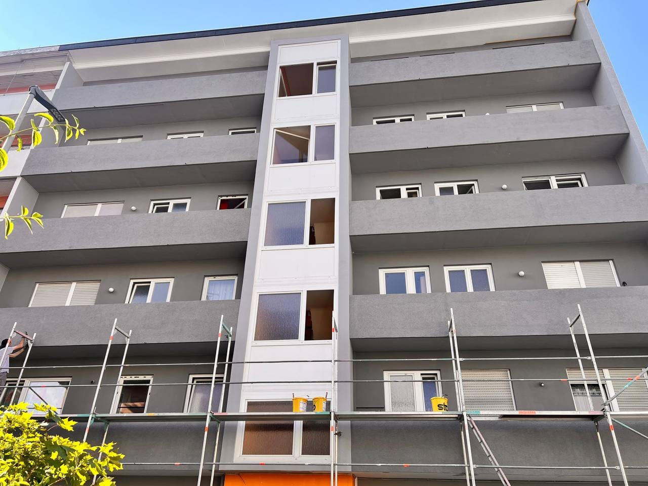 Gebäude mit fertiger neuer Fassade